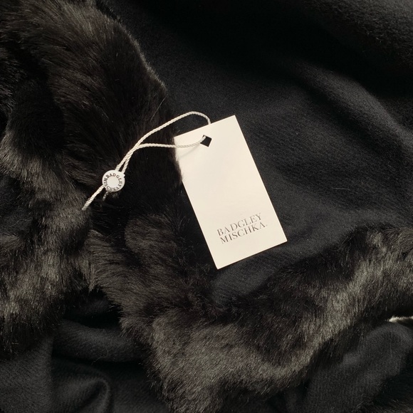 Badgley Mischka Large wrap w/faux chinchilla Black - Picture 2 of 7
